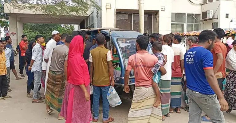 দুর্ঘটনার পর এলাকাবাসীর অবস্থান